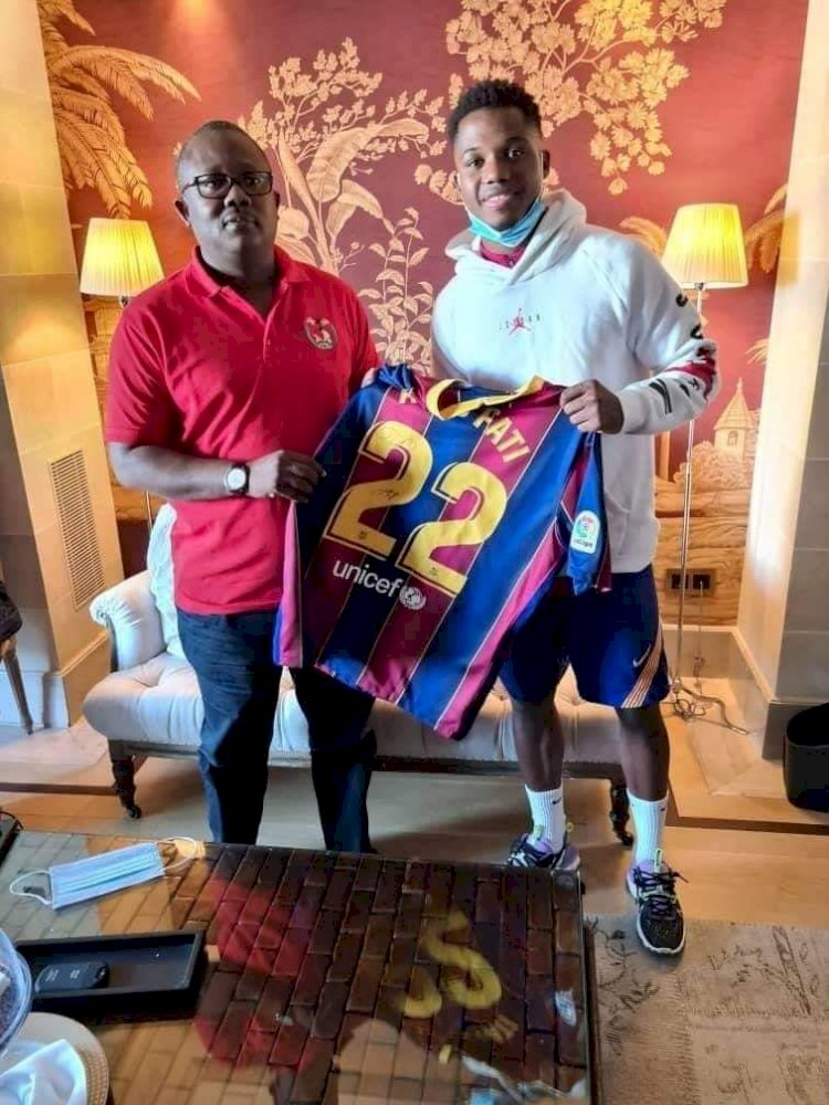Guinea-Bissau first: Barcelona nugget Ansu Fati offers a jersey to President Umaro Sissoco Embaló