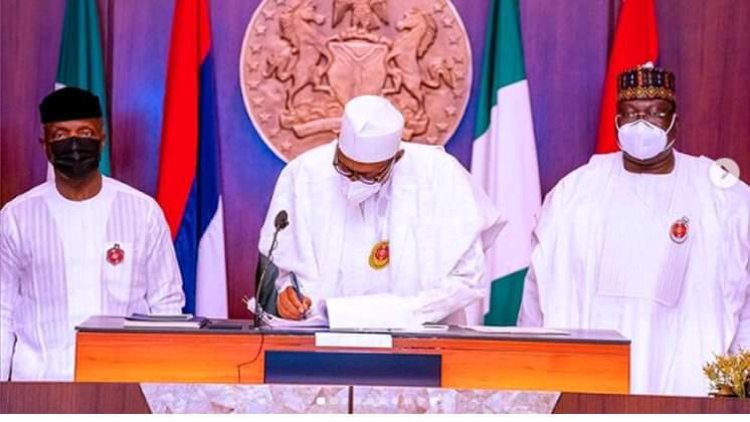 BREAKING: Buhari Signs N17tn 2022 Budget Into Law, Laments ‘Worrisome Changes ’