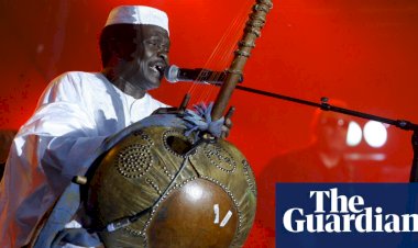 Mory Kanté: Guinean musician dies aged 70 from chronic health problems