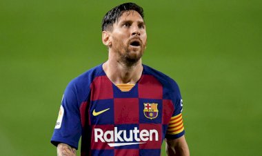 Messi stays at Barça (official)