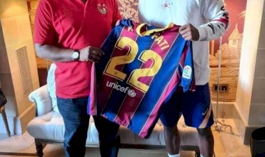 Guinea-Bissau first: Barcelona nugget Ansu Fati offers a jersey to President Umaro Sissoco Embaló
