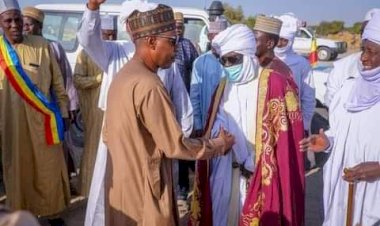 Refugees: Zulum crosses Lake-Chad to meet 5,000 families in Chadian community, shares N50m 