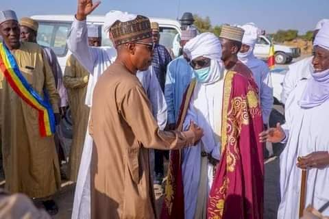 Refugees: Zulum crosses Lake-Chad to meet 5,000 families in Chadian community, shares N50m 