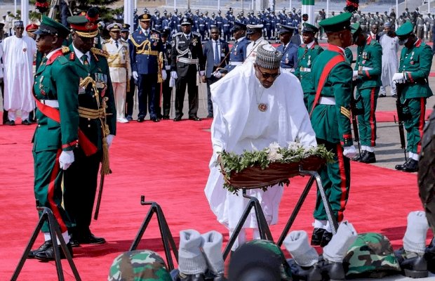 Buhari Lays Wreath for Fallen Soldiers