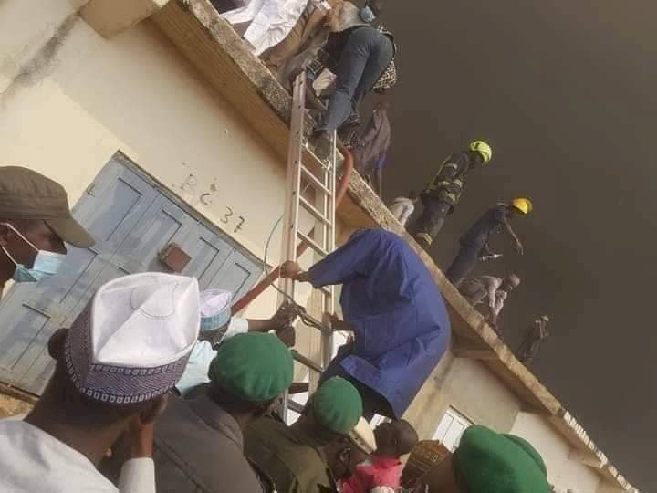 Sokoto deputy Governor climbs ladder to quinch fire at sokoto central market