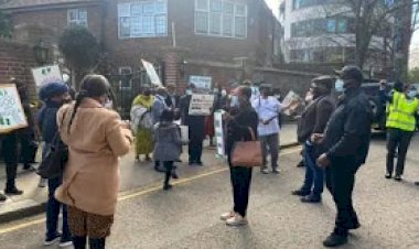 Buhari’s Supporters Storm Abuja House In London
