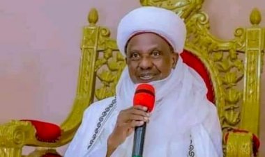 President Buhari salutes Emir of Gwandu at 80