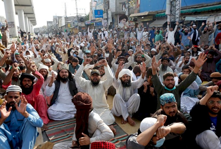 Pakistan Blocks Social Media Amid Anti-France Protests