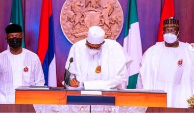 BREAKING: Buhari Signs N17tn 2022 Budget Into Law, Laments ‘Worrisome Changes ’