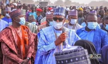 Govenor Zulum visits Muna IDPs camp, sympathises with victims of fire incident