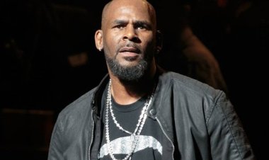 R. Kelly Serenades Fan Over Phone From Prison