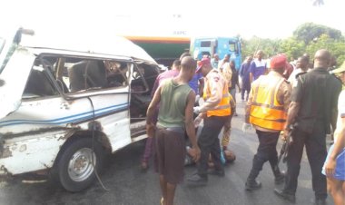 7 Killed, 5 Injured As Bus Rams Into Truck On Lagos-Ibadan Expressway